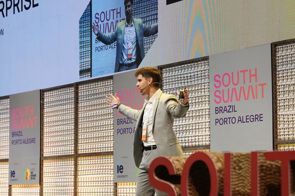 Alejandro Máñez dando una keynote sobre Inteligencia Artificial en South Summit Brazil 2026